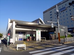 駒込駅出口とJR東日本ホテルブランド「ホテルメッツ」