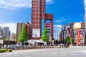 【西武新宿駅の住みやすさレポート】二人暮らし・同棲・カップルにおすすめ！利便性・治安・人気スポットなどをご紹介